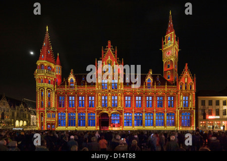 Altes Postgebäude am Festival of Lights / Light Festival in der Stadt Ghent in der Nacht, Belgien Stockfoto