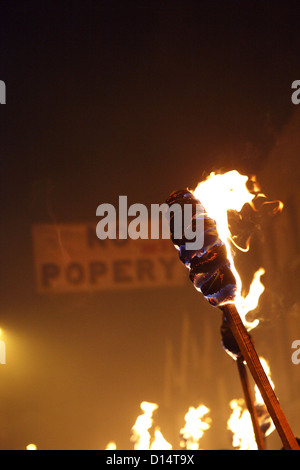 Das skurrile jährliche Lewes Bonfire Night Festival am Lagerfeuer Abend, 5. November, in Lewes, East Sussex, England Stockfoto