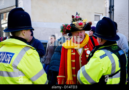 Robin Burfoot, Rochester Stadtausrufer im Gespräch mit zwei Polizisten. Stockfoto