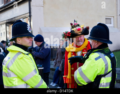 Robin Burfoot, Rochester Stadtausrufer im Gespräch mit zwei Polizisten. Stockfoto