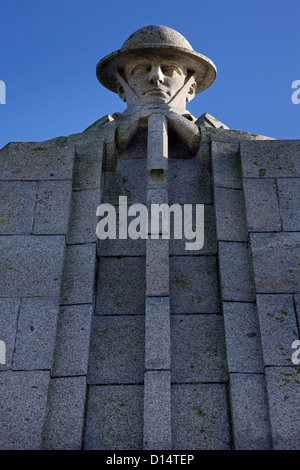 Erster Weltkrieg Saint Julien Memorial, der grüblerische Soldat, ein Kanadier zwingt Memorial im Saint-Julien / Sint-Juliaan, Belgien Stockfoto