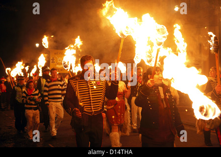 Das skurrile jährliche Lewes Bonfire Night Festival am Lagerfeuer Abend, 5. November, in Lewes, East Sussex, England Stockfoto