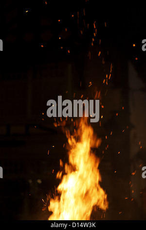 Das skurrile jährliche Lewes Bonfire Night Festival am Lagerfeuer Abend, 5. November, in Lewes, East Sussex, England Stockfoto