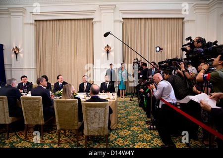 US-Präsident Barack Obama und Ministerpräsident Wen Jiabao Chinas vor dem Start ihres bilateralen Treffens auf dem US-ASEAN-Gipfel im 20. November 2012 in Phnom Penh, Kambodscha fotografiert werden. Stockfoto