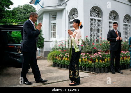 US-Präsident Barack Obama begrüßt birmanischen Opposition Leader Aung San Suu Kyi bei einem Besuch in ihrem privaten Wohnsitz 19. November 2012 in Rangoon, Birma. Stockfoto