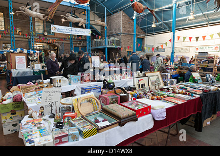 Indoor Flohmarkt Stände, Abergavenny, Wales, UK Stockfoto