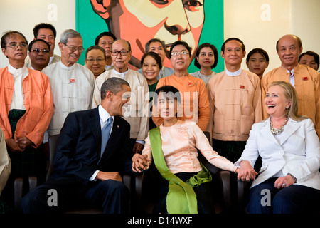 US-Präsident Barack Obama und Außenministerin Hillary Rodham Clinton sind mit Aung San Suu Kyi und ihre Mitarbeiter an ihrem Wohnsitz 19. November 2012 in Rangoon, Birma fotografiert. Stockfoto