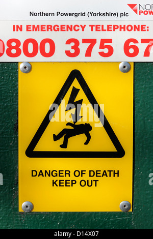 Gefahr von Tod zu halten, Schild an einer elektrischen Stromnetz Verteilung Kabine. Stockfoto