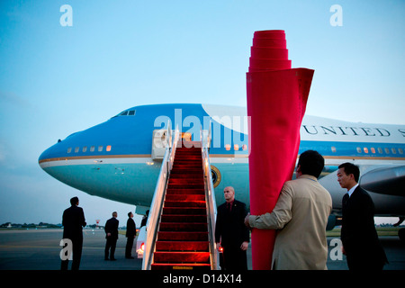 Der rote Teppich ist bereit, als US-Präsident Barack Obama an Bord der Air Force One am internationalen Flughafen von Phnom Penh 19. November 2012 in Phnom Penh, Kambodscha kommt. Stockfoto