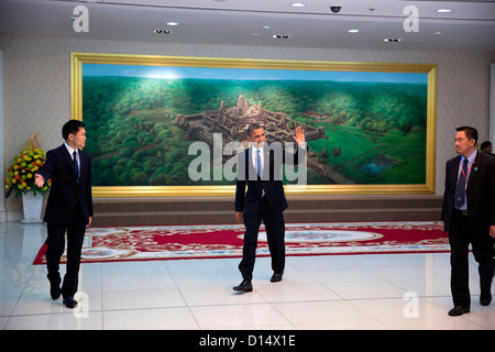 US-Präsident Barack Obama geht vorbei an ein Gemälde von der Tempelanlage Angkor Wat, wie er am Friedenspalast 19. November 2012 in Phnom Penh, Kambodscha kommt. Stockfoto