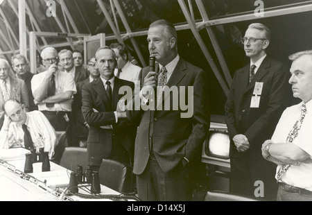 Vizepräsident Spiro T. Agnew gratuliert Start Team Personal in Brand Platz #1 der Launch Control Minuten nach dem erfolgreichen Start der Apollo 17 vom Komplex 39-A um 12:33 Uhr EST, 7. Dezember 1972, mit Astronauten Eugene A. Cernan, Ronald E. Evans, Stockfoto