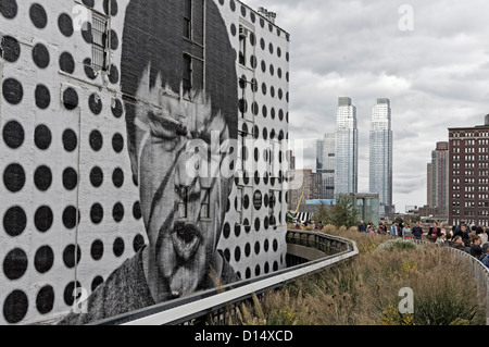 JR Wandmalerei an der High Line, Meatpacking District, NYC, USA Stockfoto