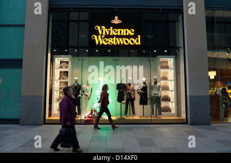 Außenansicht der London Fashion Designerin Vivienne Westwood shop Fenster der Store in der Nacht während Weihnachten in Cardiff Wales UK KATHY DEWITT Stockfoto