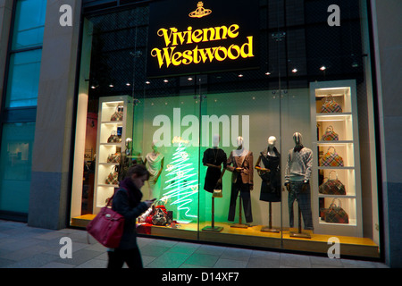 Außenansicht der London Fashion Designerin Vivienne Westwood shop Fenster der Store in der Nacht während Weihnachten in Cardiff Wales UK KATHY DEWITT Stockfoto