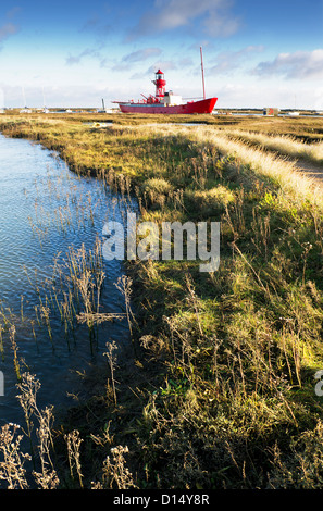 Der pensionierte Feuerschiff Dreifaltigkeit in Tollesbury Saltmarsh, Essex, vertäut. Stockfoto