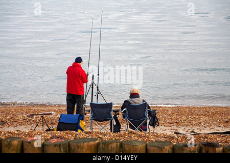 Angeln am Calshot Strand, Hampshire im November Stockfoto