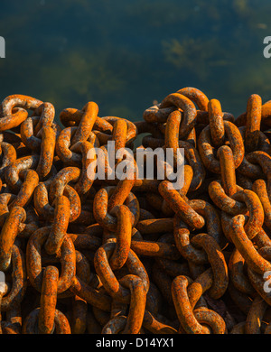 USA, Maine, Camden, rostige Ketten im Hafen Stockfoto