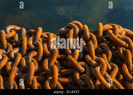 USA, Maine, Camden, rostige Ketten im Hafen Stockfoto