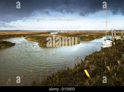 Flut in den stimmungsvollen Tollesbury Saltings in Essex. Stockfoto