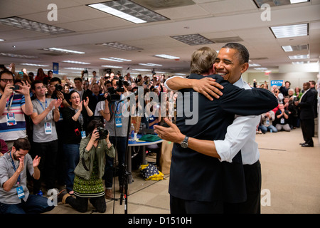 US-Präsident Barack Obama umarmt seine Kampagnen-Manager Jim Messina bei einer unangekündigten Stopp an Wahlkampf-Hauptquartier 7. November 2012 in Chicago, IL. Stockfoto