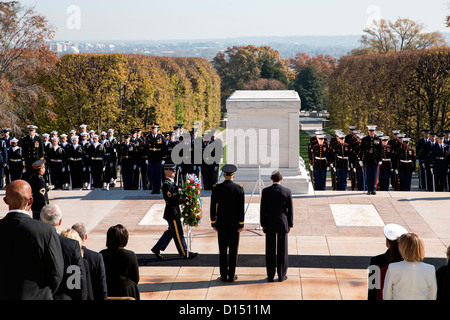 US-Präsident Barack Obama bereitet sich auf einen Kranz am Grab der unbekannten auf dem Arlington National Cemetery Platz 11. November 2012 in Arlington, VA. Stockfoto