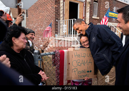 US Präsident Barack Obama begrüßt Bewohner auf der Cedar Grove Avenue bei einem Rundgang durch Hurrikan Sandy Sturmschäden 15. November 2012 in Staten Island, NY. Stockfoto