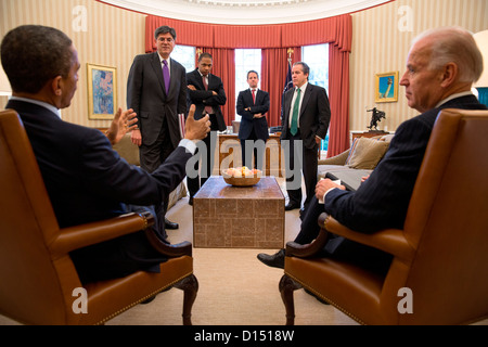 US Präsident Barack Obama und Vize-Präsident Joe Biden mit senior Berater im Oval Office 16. November 2012 in Washington, DC zu sprechen. Stehend, von links, sind: Chef des Stabes Jack Lew; Rob Nabors, Director of Legislative Affairs; Finanzminister Timothy Geithner; und nationalen wirtschaftlichen Rat Direktor Gene Sperling. Stockfoto