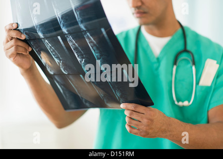 USA, New Jersey, Jersey City, Arzt Blick auf Röntgenbild Stockfoto
