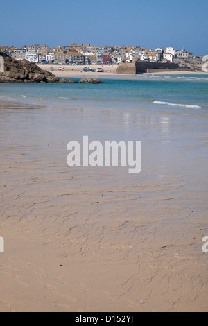 Sand Muster auf Porthminster Beach und dem Eingang zum St. Ives Hafen, Cornwall, England, UK Stockfoto