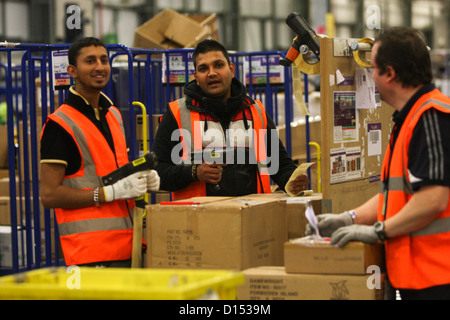 Das Amazon-Erfüllung-Zentrum in Milton Keynes, Bucks, Vorbereitung für Cyber Montag Stockfoto