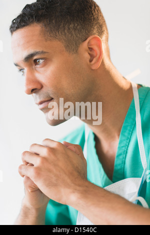 USA, New Jersey, Jersey City, Porträt von männlichen Chirurg im Krankenhaus Stockfoto