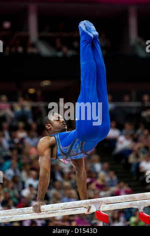 John Orozco (USA) im Wettbewerb am Barren, während die Männer Team Gymnastik Qualifikation bei den Olympischen Sommerspielen Stockfoto