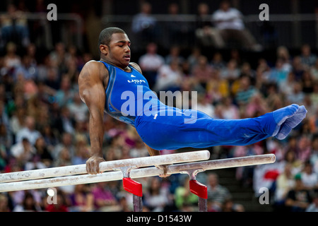 John Orozco (USA) im Wettbewerb am Barren, während die Männer Team Gymnastik Qualifikation bei den Olympischen Sommerspielen Stockfoto