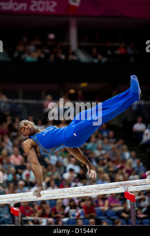 John Orozco (USA) im Wettbewerb am Barren, während die Männer Team Gymnastik Qualifikation bei den Olympischen Sommerspielen Stockfoto