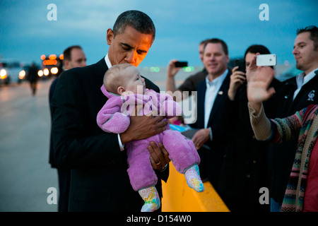 US-Präsident Barack Obama küsst ein Baby auf dem Rollfeld nach seiner Ankunft auf einer Kampagne Stop am Denver International Airport 1. November 2012 in Denver, Colorado. Stockfoto