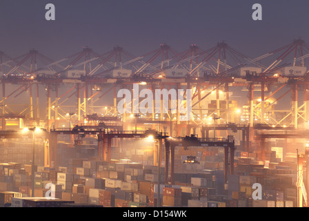 Shanghai Hafen Yangshan Deep - Wasser-Hafen bei Nacht Stockfoto