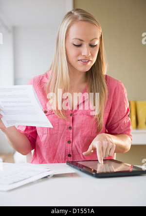 USA, New Jersey, Jersey City, junge Frau, die mit digital-Tablette Stockfoto