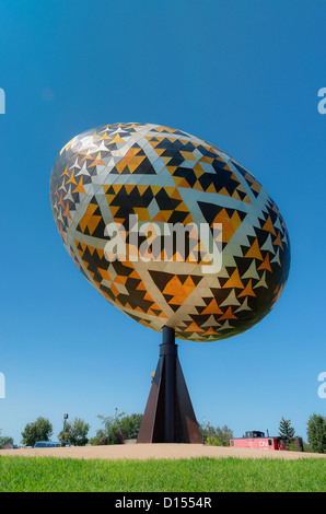 Vegreville Ei ist eine riesige Skulptur von einem Pysanka. Vegreville, Alberta, Kanada Stockfoto