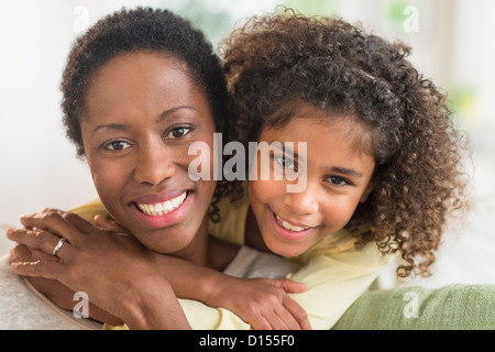 Porträt des Lächelns, Mutter und Tochter (6-7), Jersey City, New Jersey, USA Stockfoto