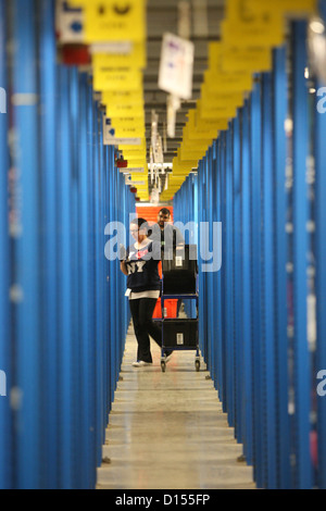 Das Amazon-Erfüllung-Zentrum in Milton Keynes, Bucks, Vorbereitung für Cyber Montag Stockfoto