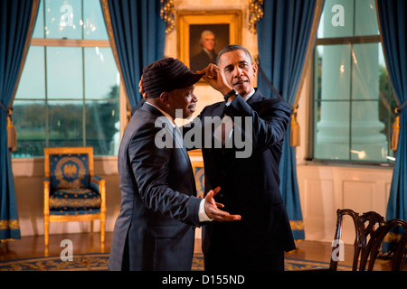 US-Präsident Barack Obama stellt Sway Calloway Hut nach einem Interview für eine Live MTV special im Blue Room des weißen Hauses 26. Oktober 2012 in Washington, DC. Stockfoto