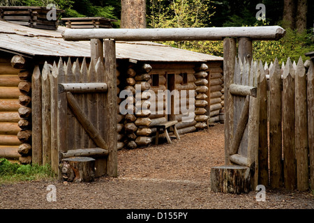 OREGON - eine Replik des Forts in Fort Clatsop überbaut durch das Corps of Discovery, Winter entlang der Küste von Oregon. Stockfoto