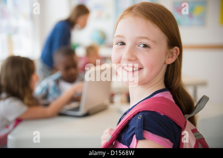 USA, New Jersey, Jersey City, Porträt von Schulmädchen (8-9) im Klassenzimmer Stockfoto