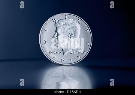 Aufrechte Kennedy Half Dollar Münze gegen den dunklen Hintergrund Stockfoto