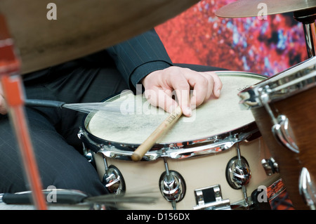 Nahaufnahme von einer jazz-Band-Schlagzeuger auf der Bühne während eines Konzerts Stockfoto