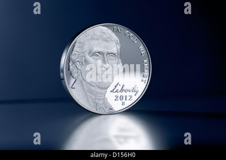 Aufrechte US Nickel Münze vor blauem Hintergrund Stockfoto