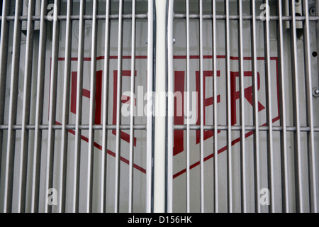 Ein Tag Heuer Logo sichtbar unter einem Grill auf einen Oldtimer. Stockfoto