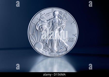 Liberty Half Dollar Münze gegen dunkelblauen Hintergrund Stockfoto