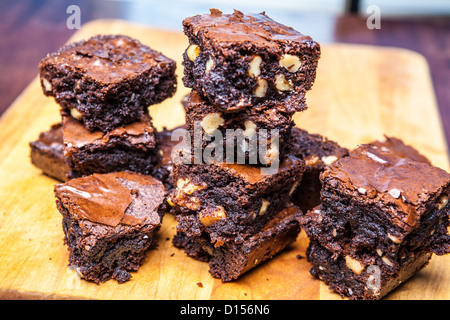 Ein Stapel von frisch gebackenen Brownies mit Walnüssen Stockfoto