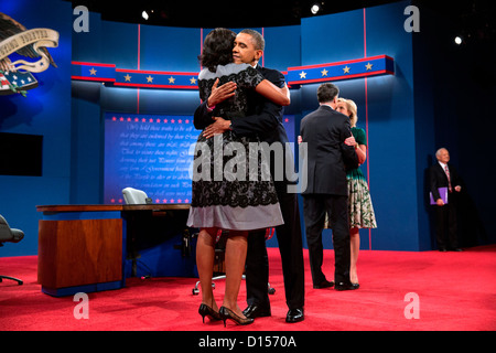 US-Präsident Barack Obama umarmt First Lady Michelle Obama nach der dritten Präsidentschafts-Debatte mit Gouverneur Mitt Romney an der Lynn University 22. Oktober 2012 in Boca Raton, FL. Stockfoto